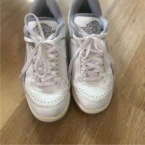 Jordan Low-Top Sneaker in Light Gray and White